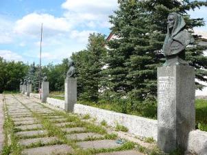 Avenue of Heroes in settlement Karavaevo