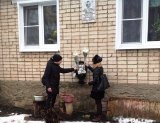 Возложение цветов к памятной доске Алексею Шибаеву