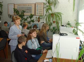Татьяна Павловна Запрудная готовит учащихся к фестивалю юных химиков